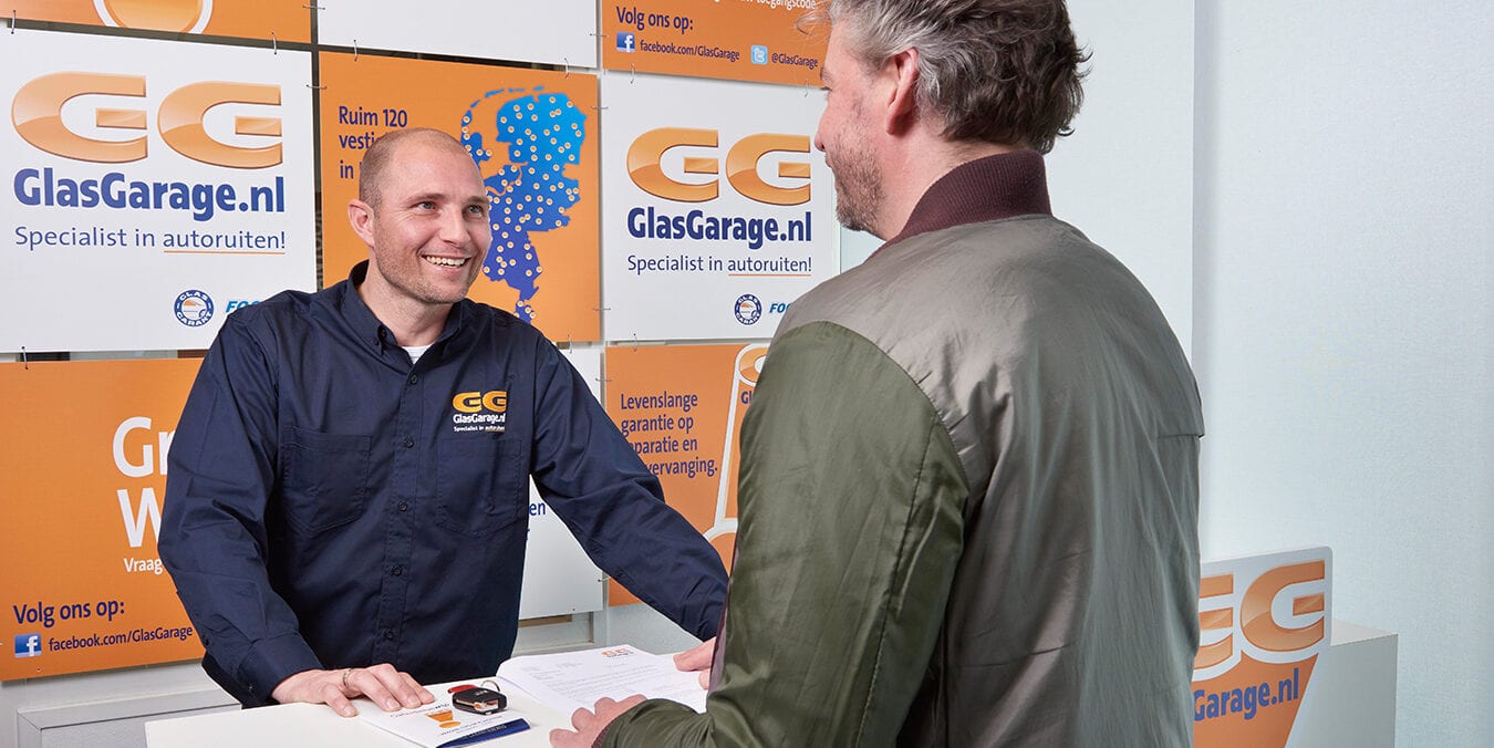 Klant, balie, monteur, medewerker, garantie, garantiebewijs